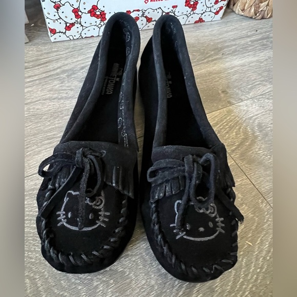Minnetonka x Sanrio Hello Kitty Black Suede Fringe Moccasins w Bow Size 8.5 NWB! - Picture 3 of 10